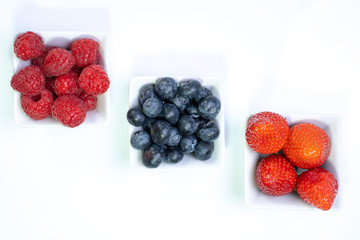 Frische Beeren in Schalen auf weißem Hintergrund