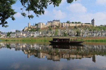 Obraz premium Chinon, panorama sur la ville et son reflet sur la Vienne avec un bateau traditionnel (France)