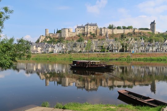 Chinon, panorama sur la ville et son ch&acirc;teau, avec son reflet sur la Vienne et des bateaux au premier plan (France)