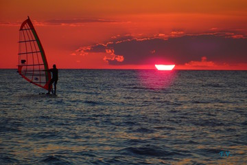 windsurf al tramonto