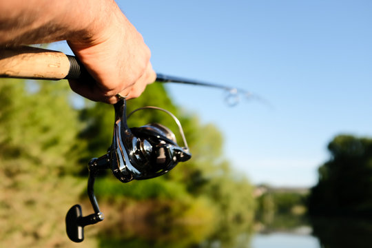 Angler beim angeln am See im Sommer