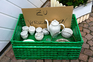 Coffee service to give away (zu verschenken) in the plastic basket on the sidewalk placed