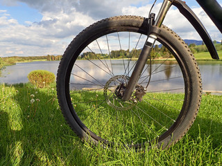 Fototapeta na wymiar Fahrradfahren in der Natur. Mit dem Fahrrad an den See