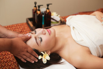 Obraz na płótnie Canvas Young asian woman receiving head massage at beauty spa.