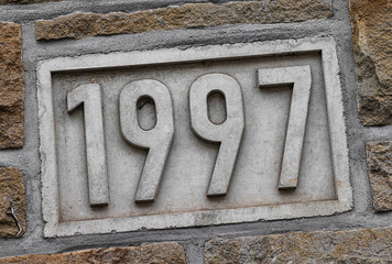 1997 Jahreszahl in Stein