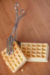 cake tongs with cake vertical
