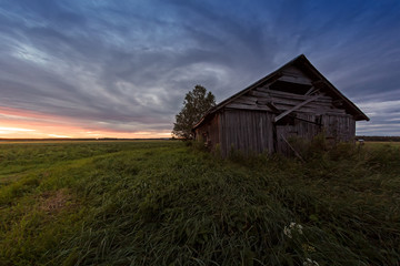 Obraz premium Dramatic Clouds Over An Old Barn House