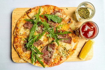  crispy pizza parma ham , mozzarella cheese, salmon with hot and spicy fresh chili served with...