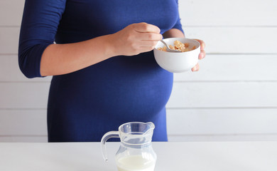 pregnant woman eat wholegrain cereals with fresh milk