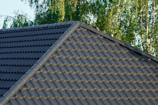 dach domu z blachodach&oacute;wki 