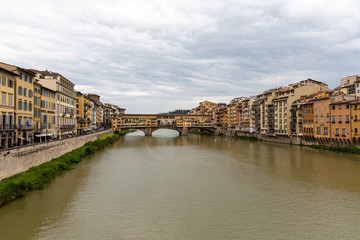 Fototapeta na wymiar Bridge on the river in Florence