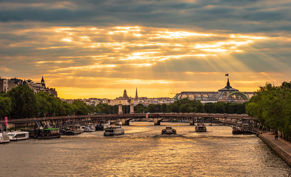 世界遺産　パリのセーヌ河岸　夕景