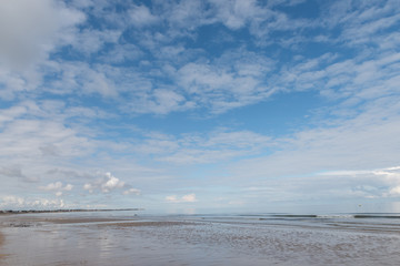 paysage de bord de mer sous le soleil