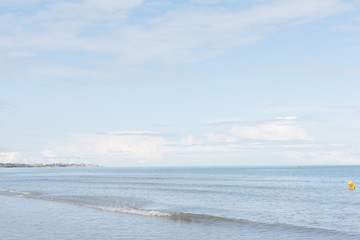paysage de bord de mer sous le soleil