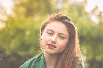 Frau, jung, 20-30, lächelnd, romantisch, genießt die ersten Sonnenstrahlen im Frühling.