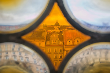 Fototapeta na wymiar Veduta panoramica della città di Cracovia da un vetro colorato