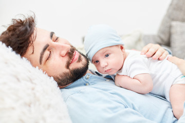 Glücklicher Vater kuschelt mit kleinem Baby