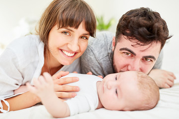 Fototapeta na wymiar Glückliche Eltern zusammen mit ihrem Baby