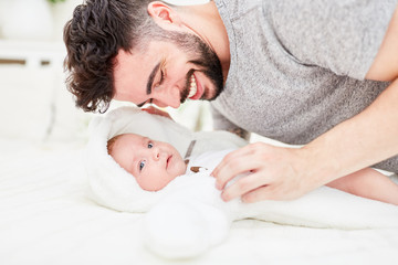 Glücklicher Vater mit neugeborenem Baby