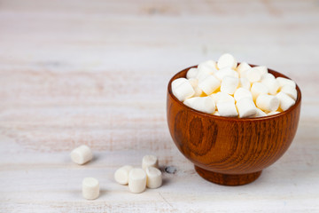 Fototapeta na wymiar Marshmallow in a wooden bowl