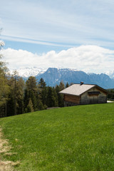 Fototapeta na wymiar Hütte mit Bergpanorama