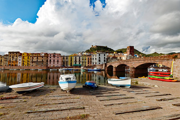 Sardinien Bosa Häuser und Schiff am Hafen