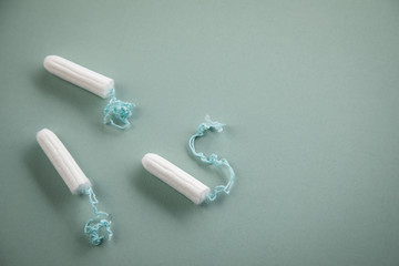 Tampons auf Mint Hintergrund für weibliche Hygiene bei Menstruation Periode Zyklus