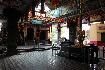 Fototapeta na wymiar hindu temple (Sri Senpaga Vinayagar) in singapore