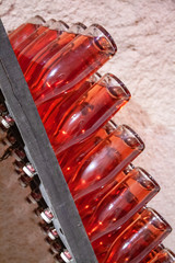 Bouteilles de champagne rosé sur pupitre en cours de deuxième fermentation. Marne. Champagne-Ardenne