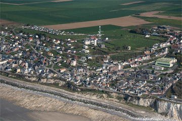 vue aérienne du village côtier d'Ault dans la Somme en France