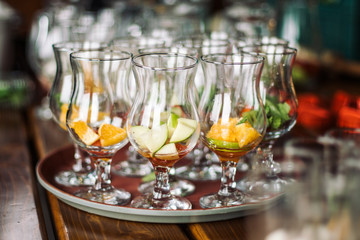 Glasses with fruit, prinotovleny for making lemonade.