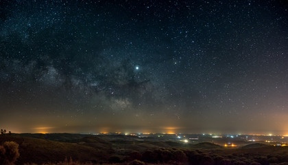 Via láctea sobre encosta de serra