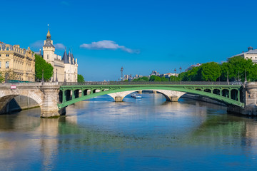 Naklejka premium Paris, the Notre-Dame bridge, and the Conciergerie on the ile de la Cité 
