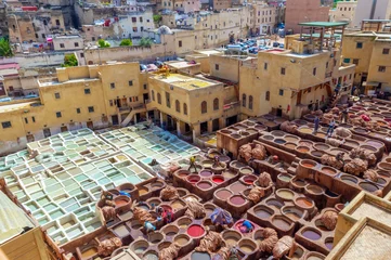 Foto op Plexiglas Luchtfoto van de kleurrijke leerlooierijen van Fez, Marokko © Delphotostock