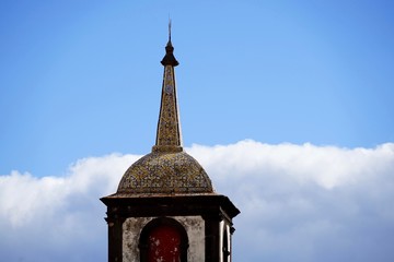 Geflieste Kirchturmspitze in Funchal