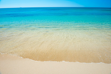 Fototapeta na wymiar Beautiful horizon view of tropical sea and sand beach under blue sky