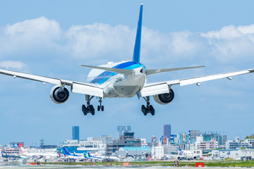 福岡空港に着陸するジェット機【福岡県】