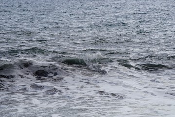 Meeresauschnitt mit Wellen und Schaum bei Madeira