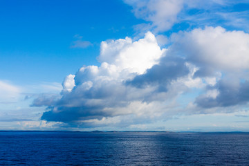 Fototapeta premium SEA LANDSCAPE WITH HORIZON WITH HEAVEN WITH CLOUDS IN THE SEA OF THE NORTH