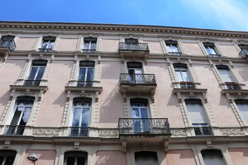 Fototapeta na wymiar Façade d'immeuble typique d'habitation de la ville de Grenoble, Département de l'Isère, France, Mai 2019