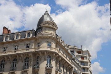 Fa&ccedil;ade d'immeuble typique d'habitation de la ville de Grenoble, D&eacute;partement de l'Is&egrave;re, France, Mai 2019