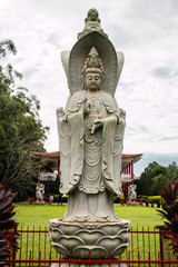 Estatuas e simbolos religiosos budistas em Foz do Igua&ccedil;u, Brasil