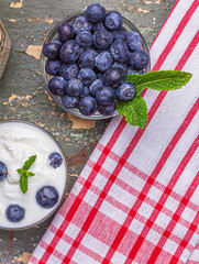  Jogurt z jagodami. Czarne jagody w misce podane na sniadanie. Musli z owocami, swieze owoce.  Zdrowe i pozywne sniadanie. © ff25