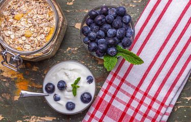  Jogurt z jagodami. Czarne jagody w misce podane na sniadanie. Musli z owocami, swieze owoce.  Zdrowe i pozywne sniadanie. © ff25