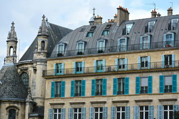 Fototapeta na wymiar PARIS, FRANCE - MAY 25, 2019: Old historical buildings in central part of Paris on the Rue de Rivoli 