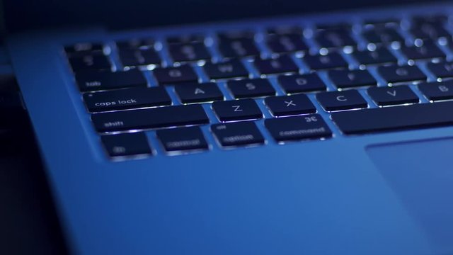バックライトが点灯するノートPCのキーボード 低速パーン