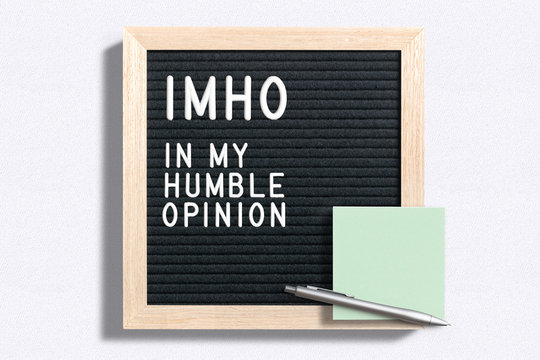 Buchstabentafel mit Nachricht "IMHO, in my humble opinion"