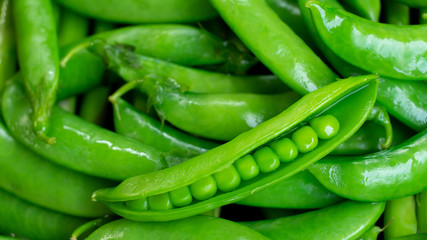 Close up green peas