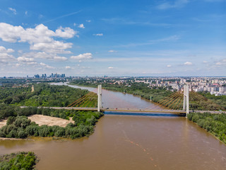 Widok z lotu ptaka na most Siekierkowski oraz cetrum Warszawy
