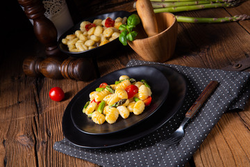 crispy gnocchi with roasted asparagus and tomatoes
